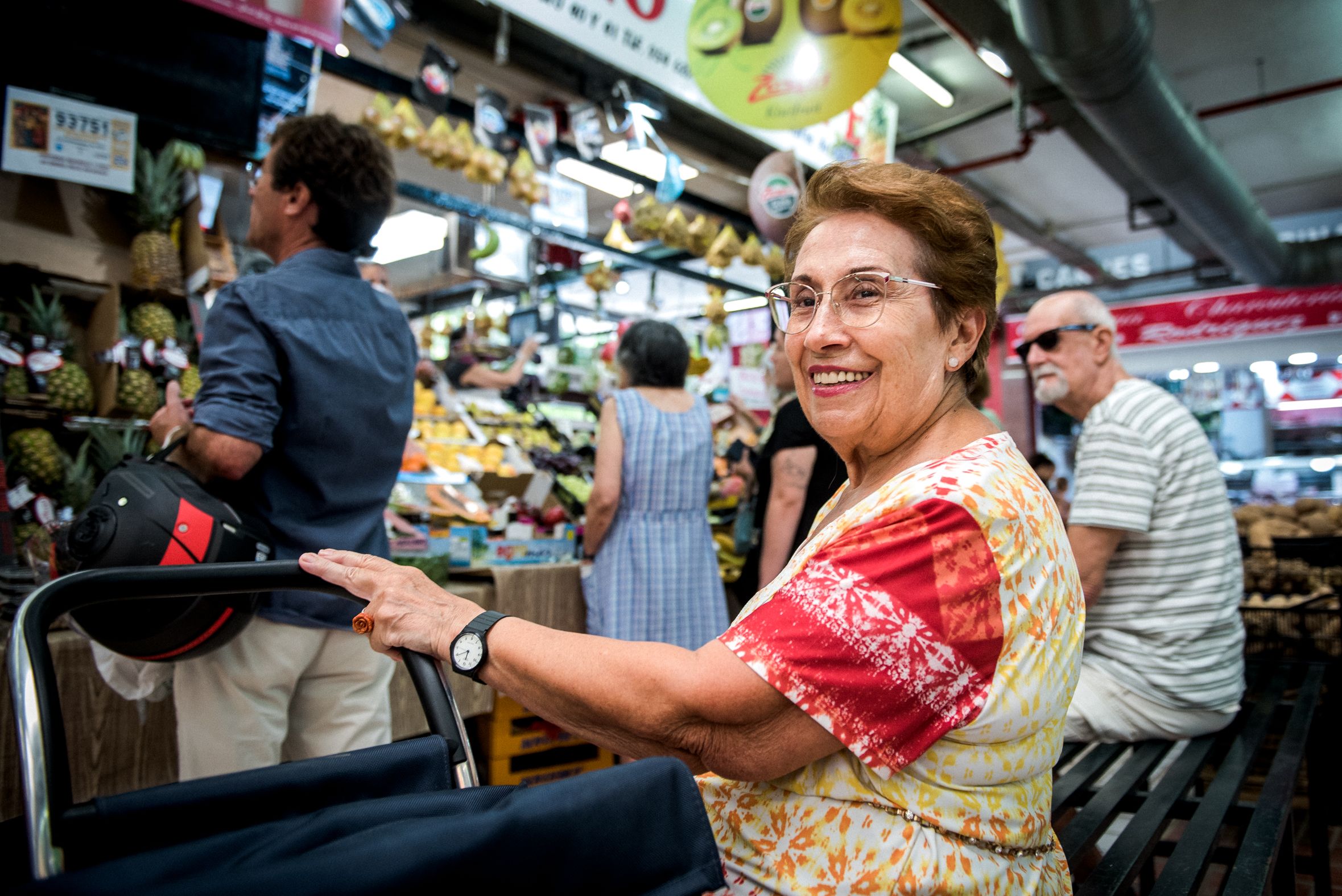 Mari Carmen espera en un asiento su turno en una frutería del mercado del Tiro de Línea.