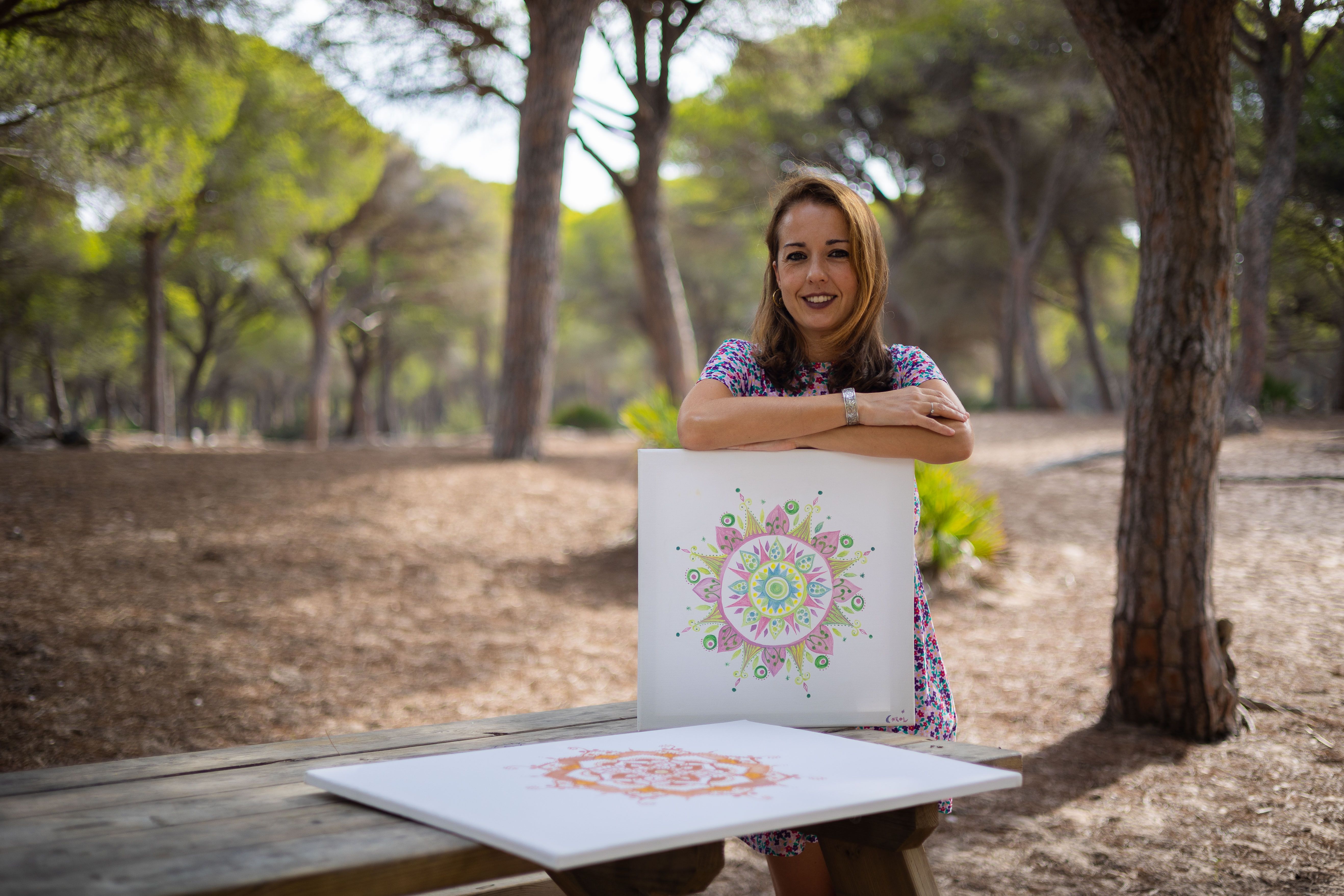 Carolina Salas Cano, con una de sus creaciones. 