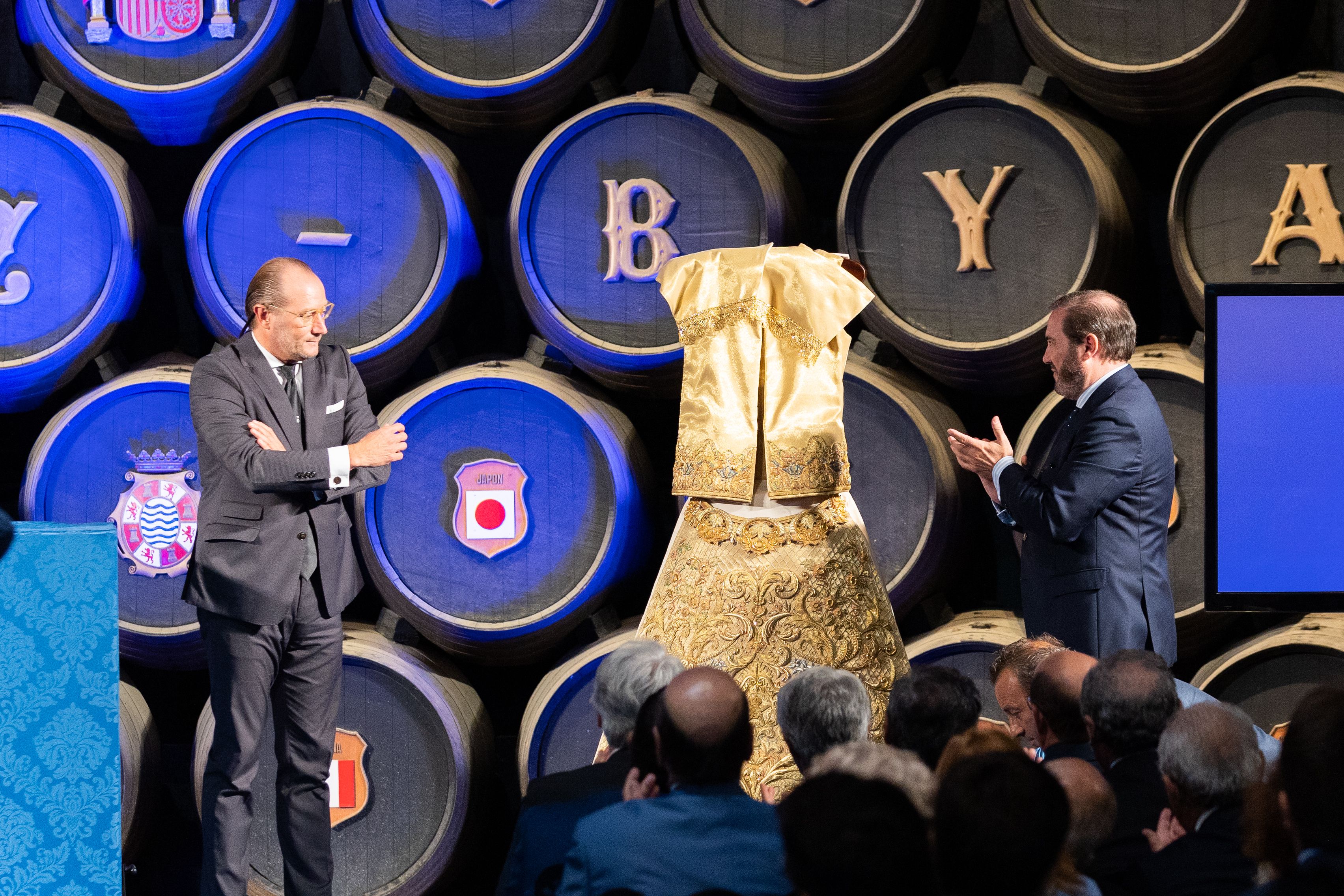 Jesús Rosado explicando los detalles de la saya.     MANU GARCÍA 