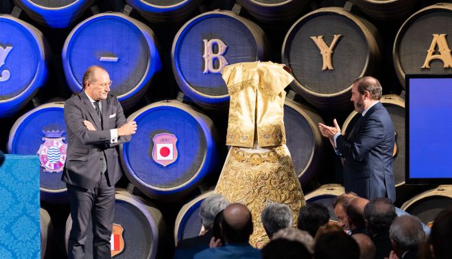 Jesús Rosado explicando los detalles de la saya. MANU GARCÍA