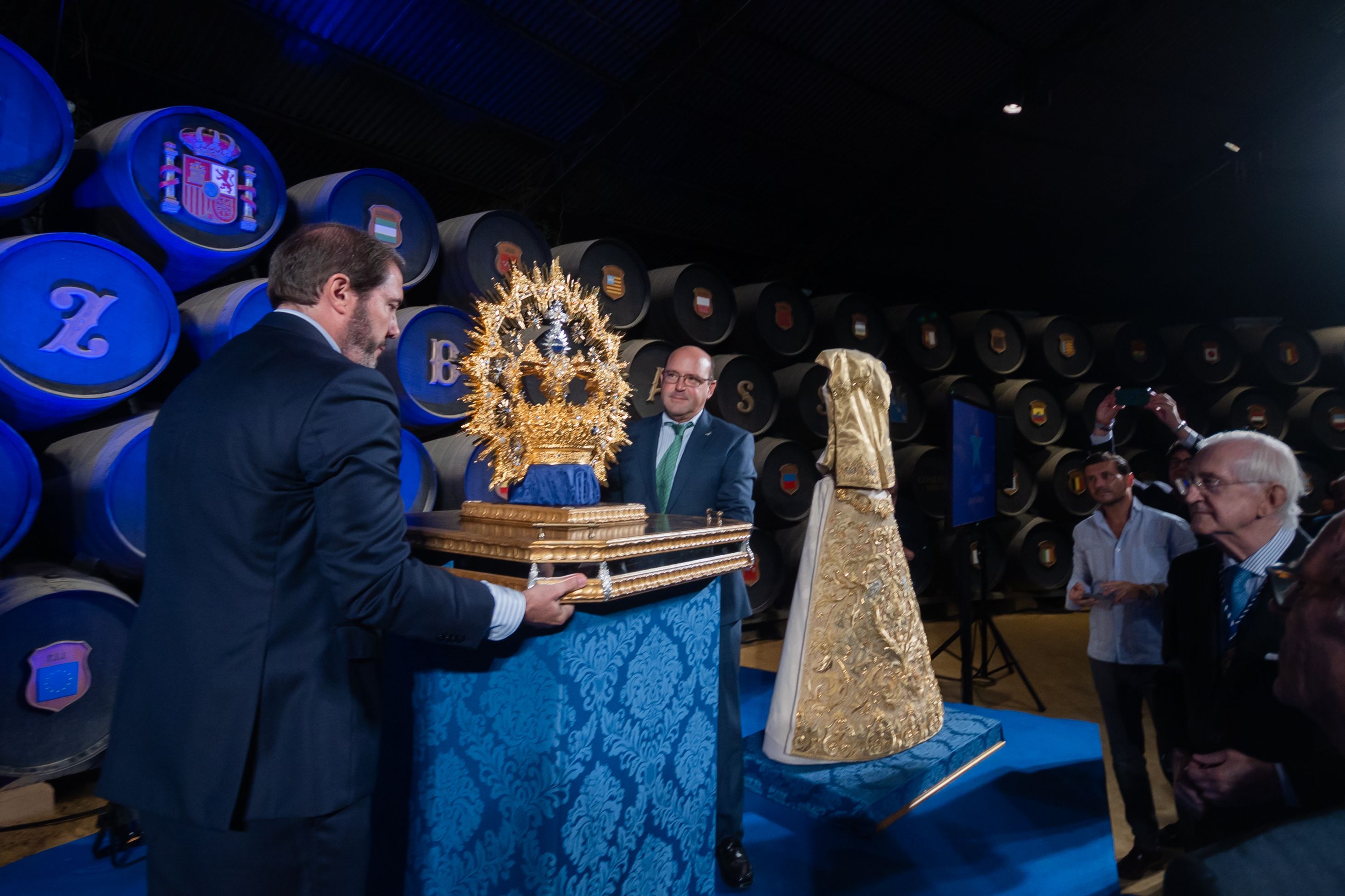 El hermano mayor junto a la corona.    MANU GARCÍA. 