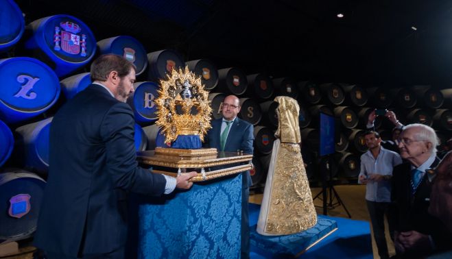 El hermano mayor junto a la corona. MANU GARCÍA.