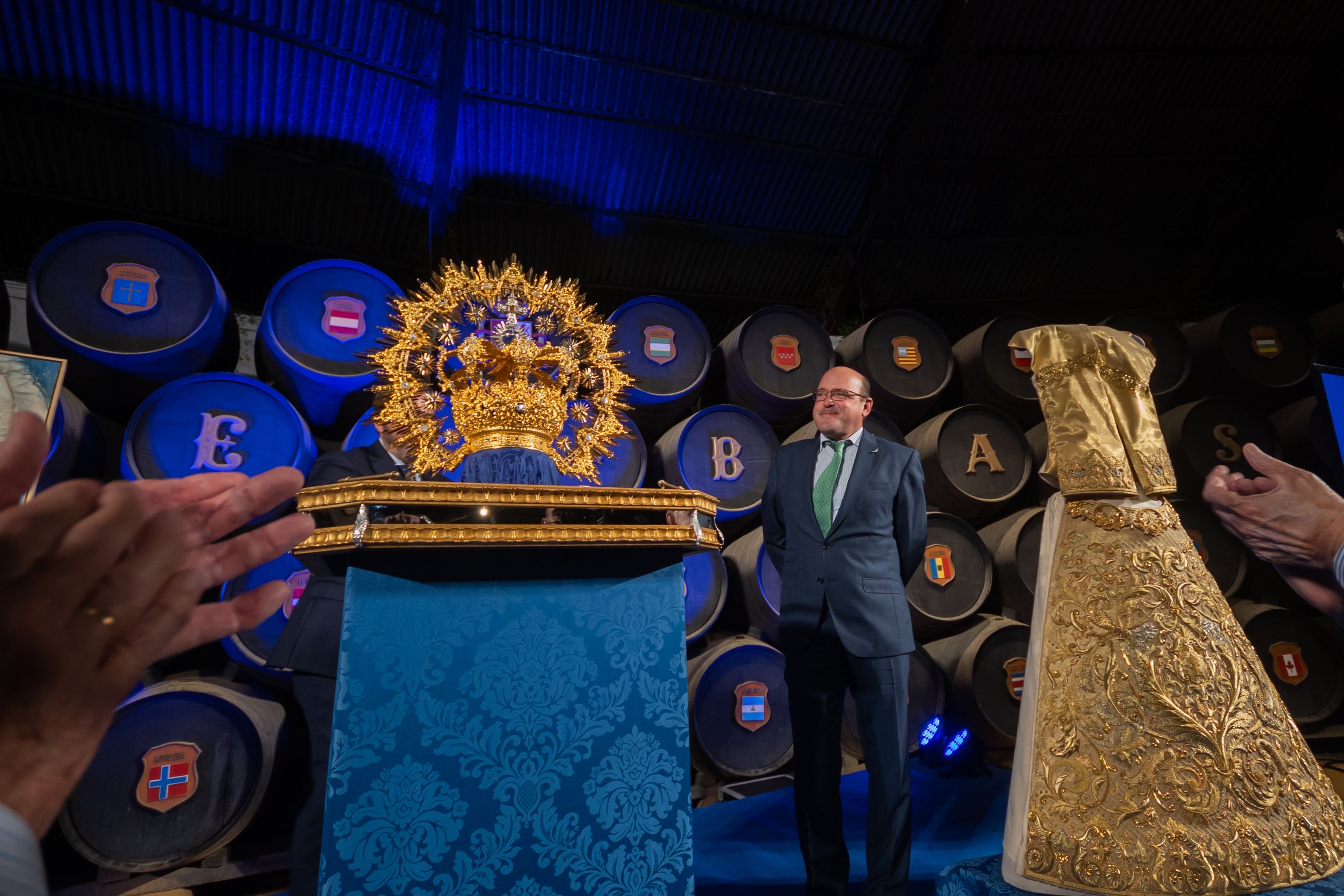 El orfebre Toni García Falla entre la corona y la nueva saya.     MANU GARCÍA 