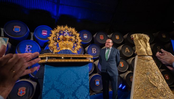 El orfebre Toni García Falla entre la corona y la nueva saya. MANU GARCÍA