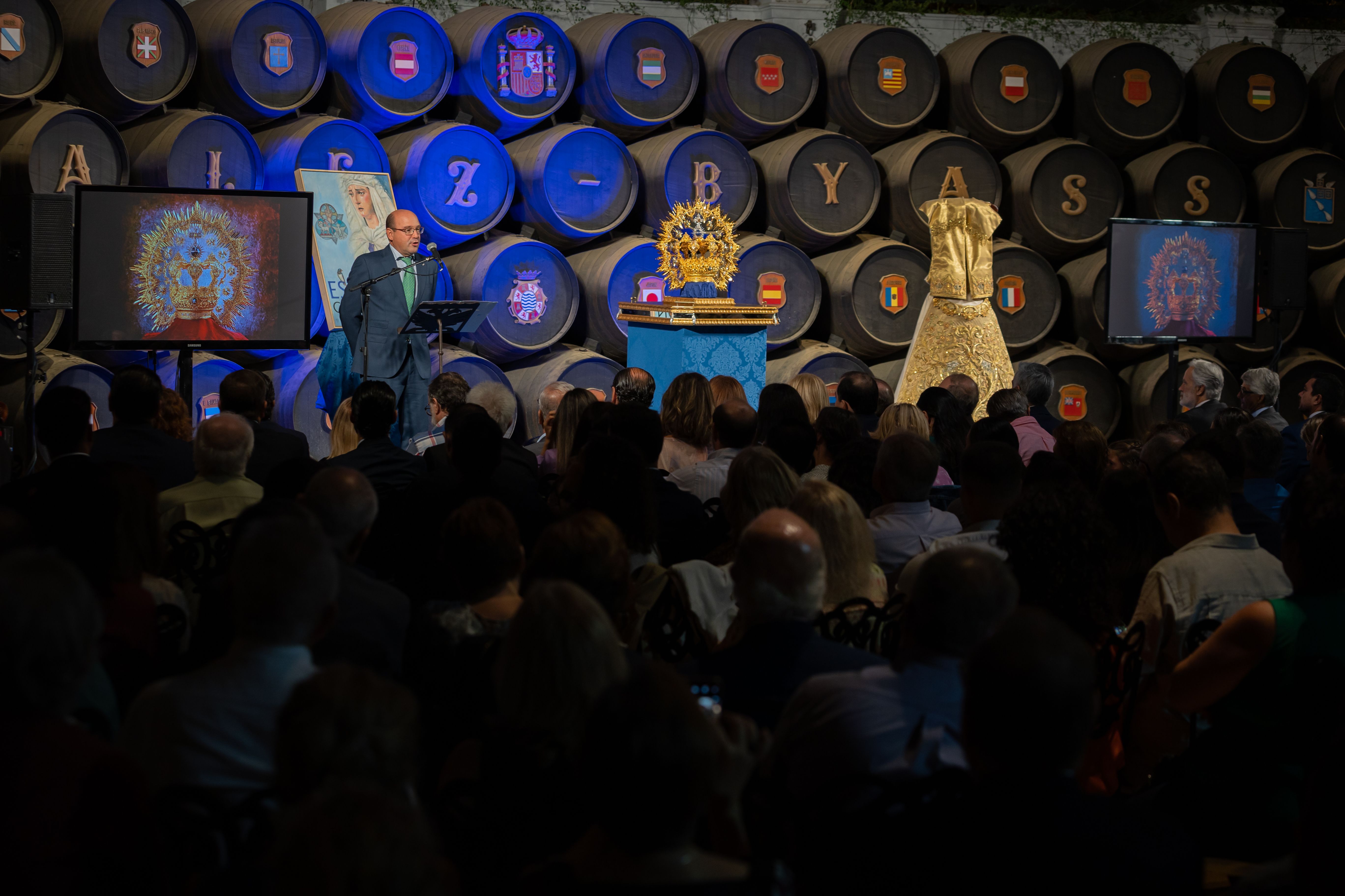 Los asistentes en pie aplaudiendo tras colocarse la corona en el escenario.     MANU GARCÍA. 