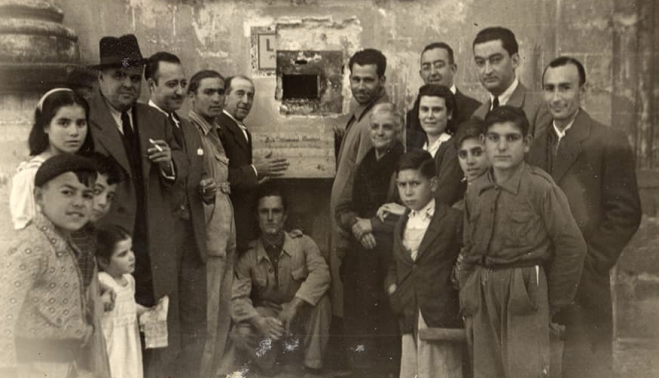 Un grupo de hermanos de la Hermandad de la Soledad.