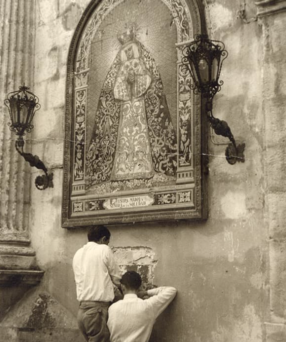 Colocación de un azulejo para las limosnas.