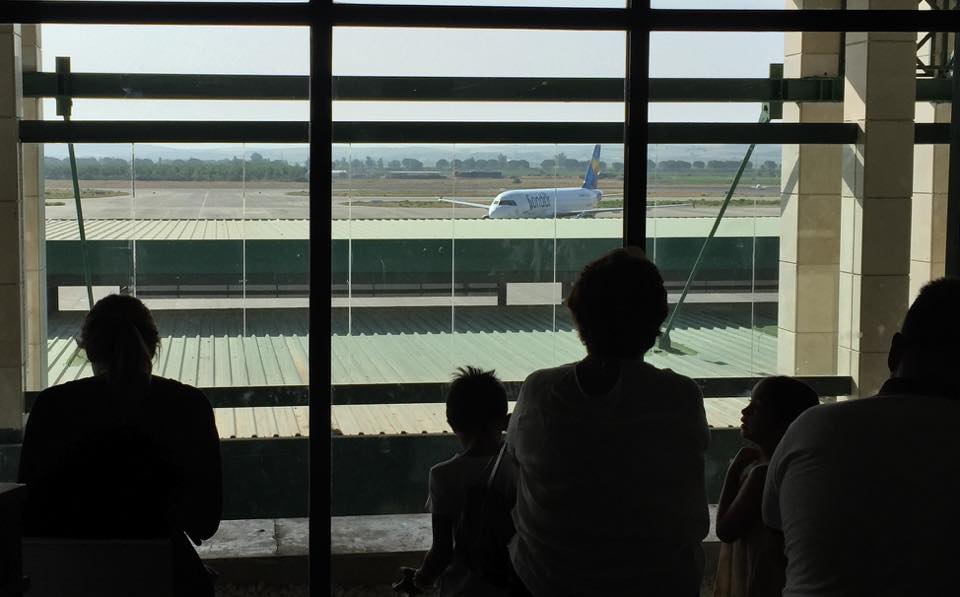 Usuarios del Aeropuerto de Jerez, observando la llegada de un vuelo desde el restaurante. FOTO: JAVIER FERGÓ.