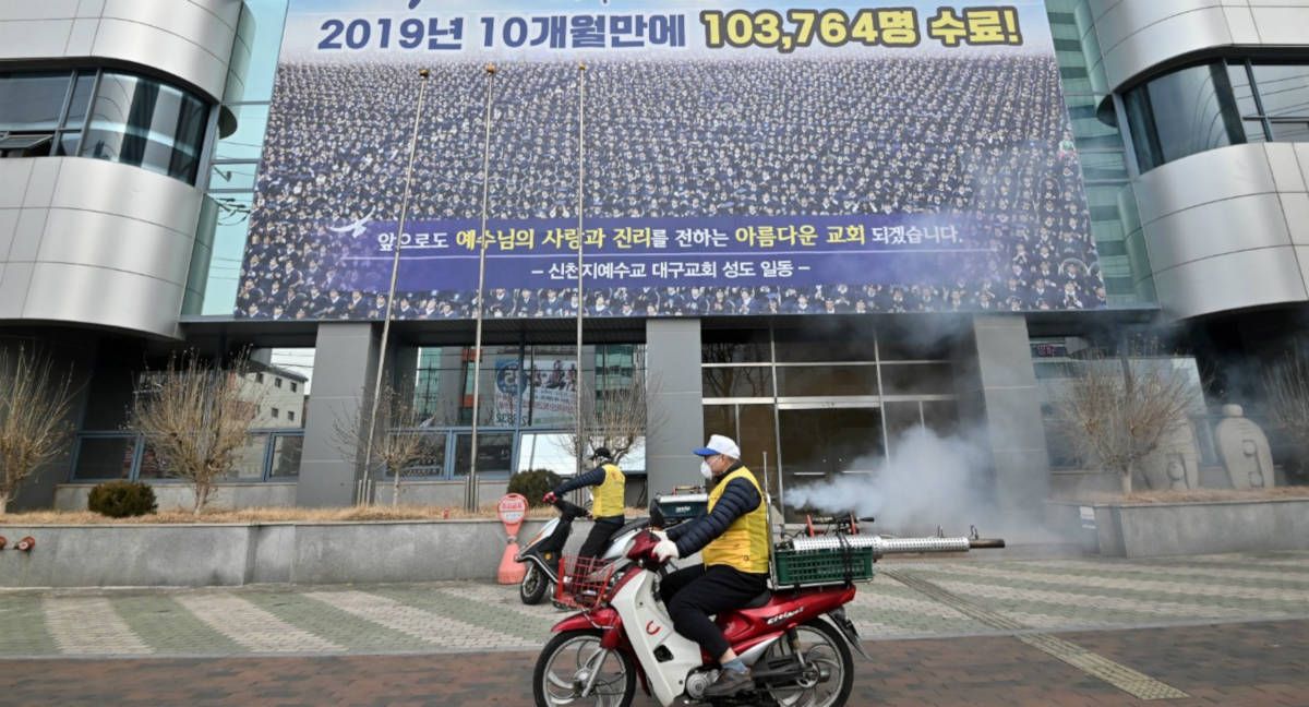 Una imagen propagandística de la secta coreana en una calle de Seúl.