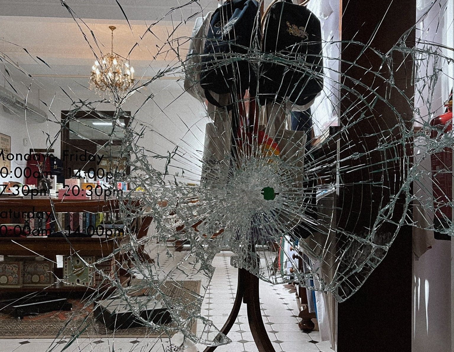 Así ha quedado el escaparate de la tienda de Sevilla que ha sufrido el robo.