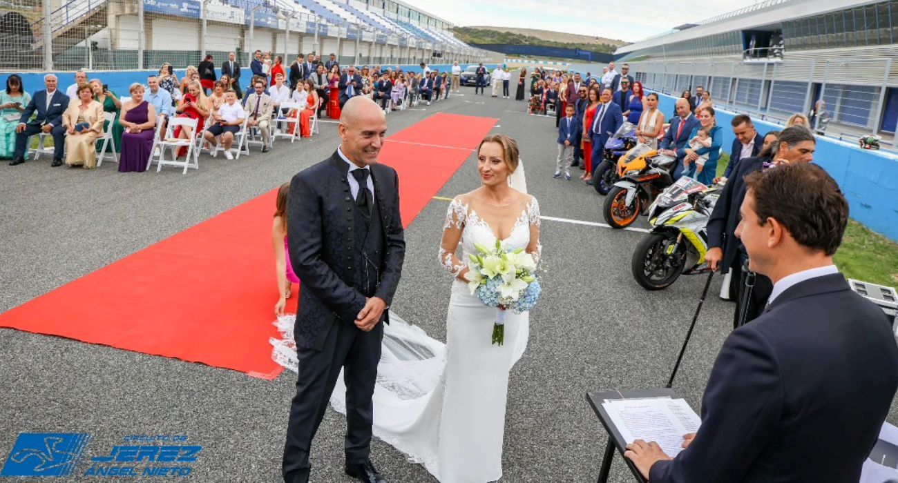 El enlace matrimonial celebrado en la recta de salida del Circuito Ángel Nieto de Jerez.