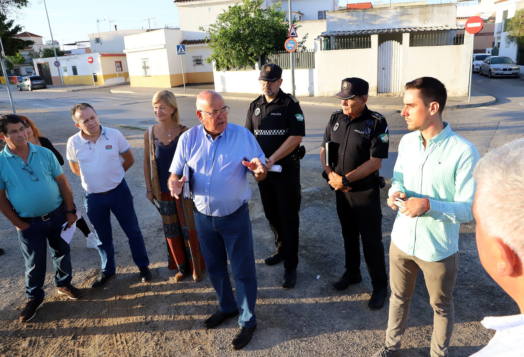 Jaime Espinar, en su visita a la barriada de La Pita de Jerez, junto a Manuel Cazorla, presidenta de Solidaridad. 