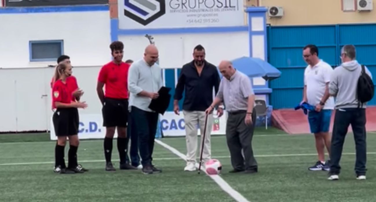 Antonio Sierra, un vecino muy querido, realiza el saque de honor tras ser homenajeado en Guadalcacín.