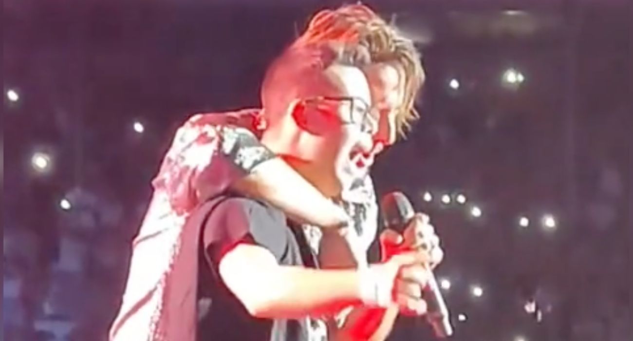 Diego, cantando junto a Manuel Carrasco.