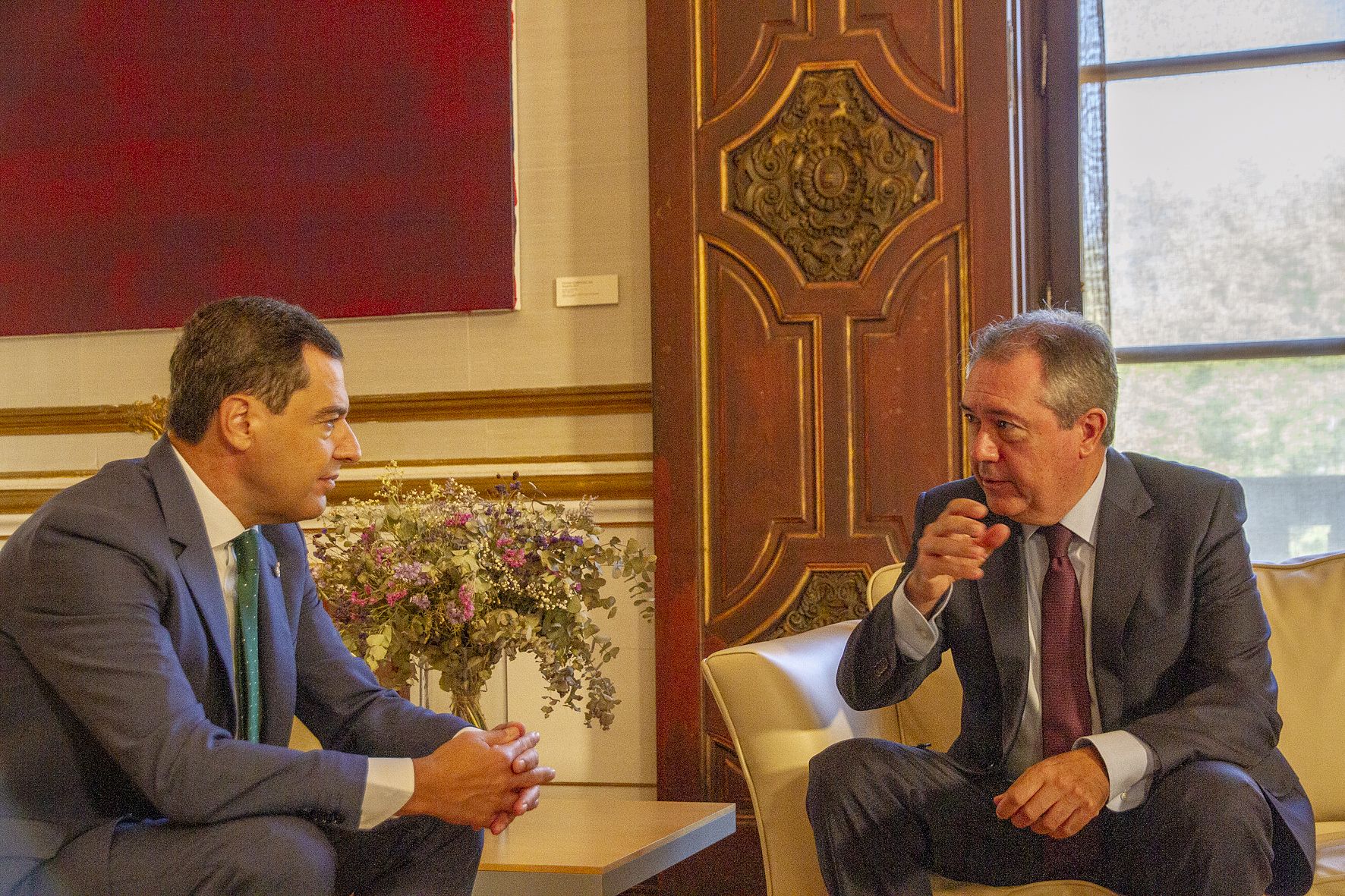 Juan Espadas, secretario general del PSOE andaluz, junto a Juanma Moreno.
