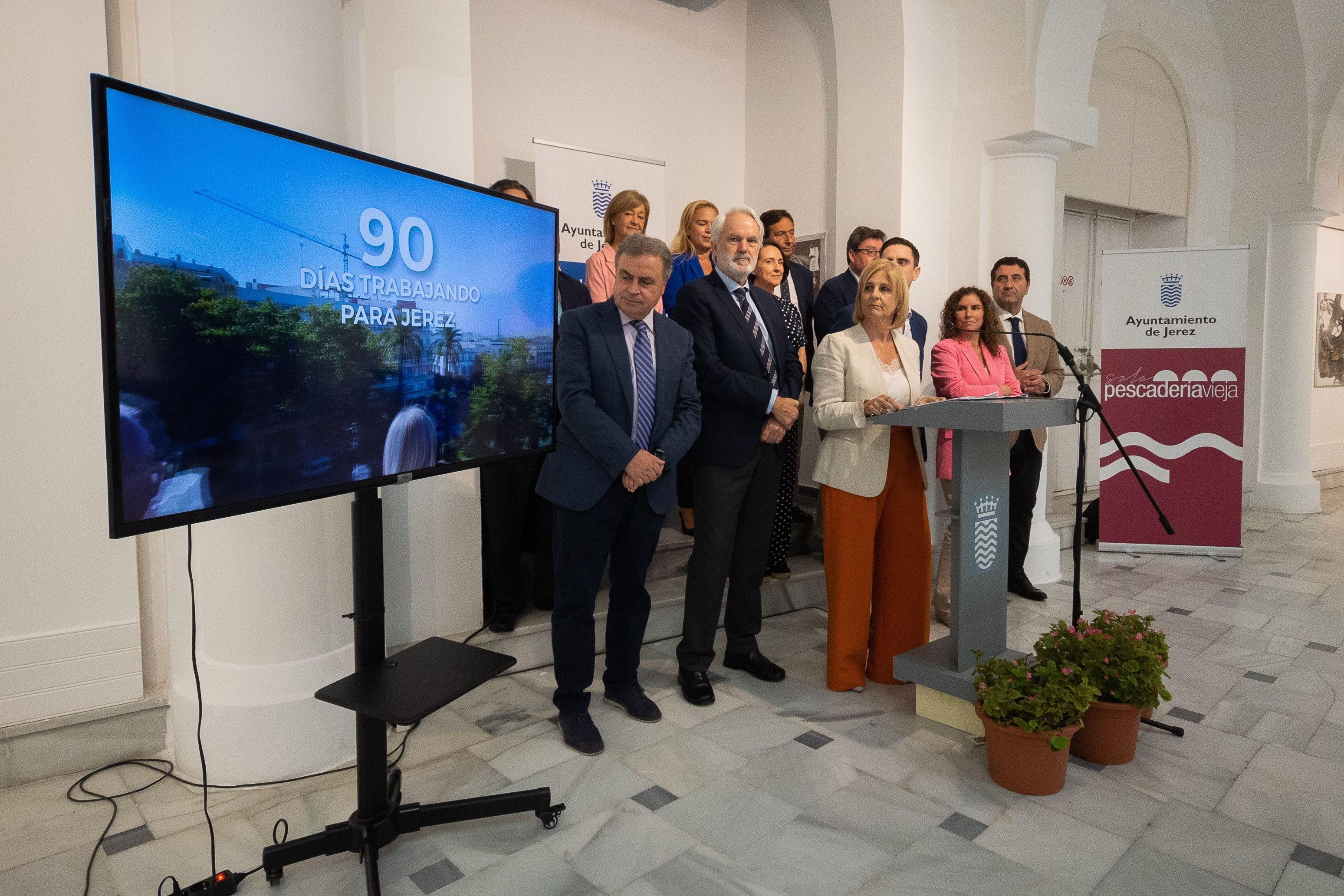 El acto de Pelayo con su equipo de gobierno, este lunes en la sala Pescadería Vieja de Jerez.