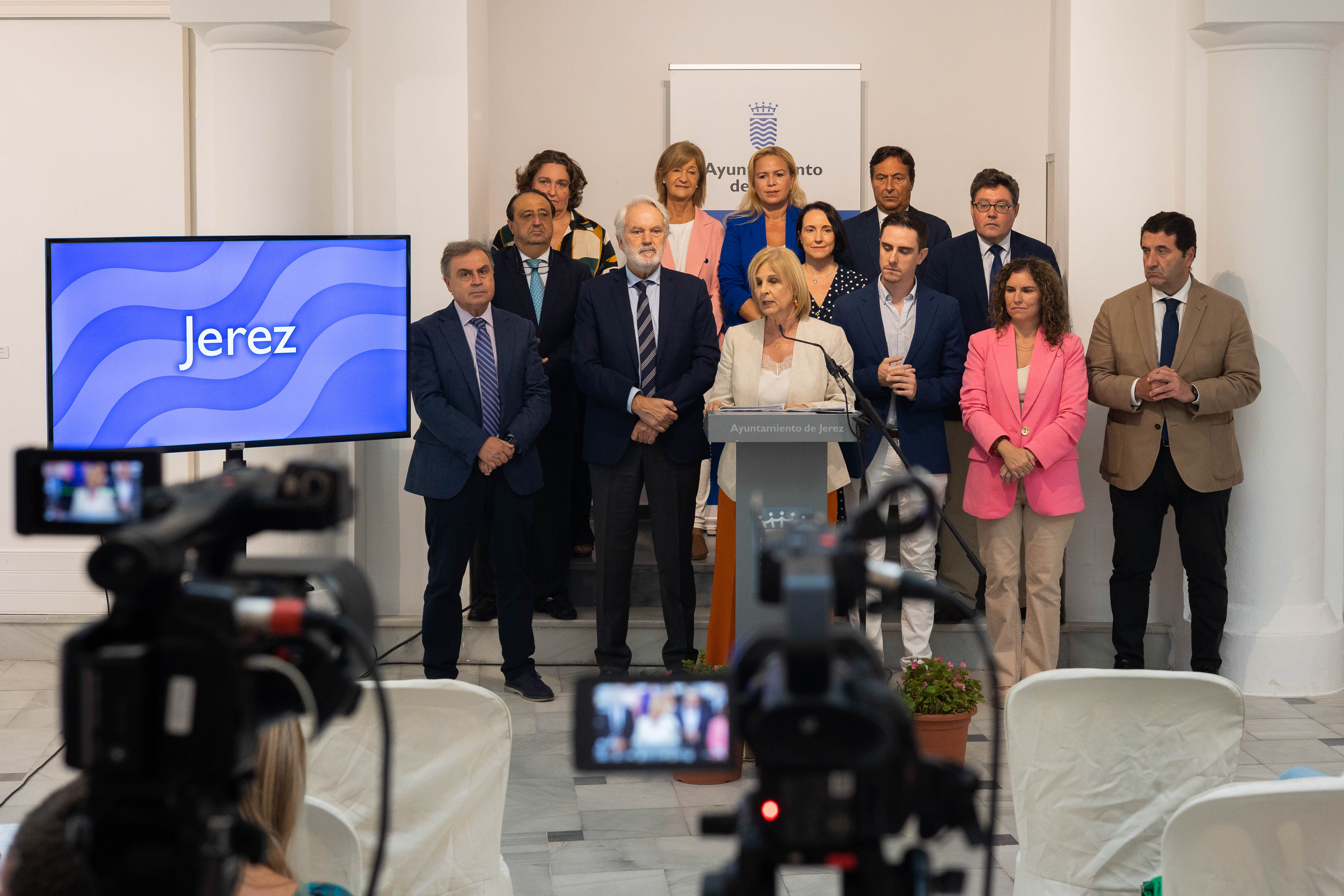 La 'burrada' que cada jerezano debe a los bancos. Comparecencia de la alcaldesa María José García-Pelayo y su equipo de gobierno por los 100 días de mandato al frente del Ayuntamiento de Jerez, en una imagen reciente.