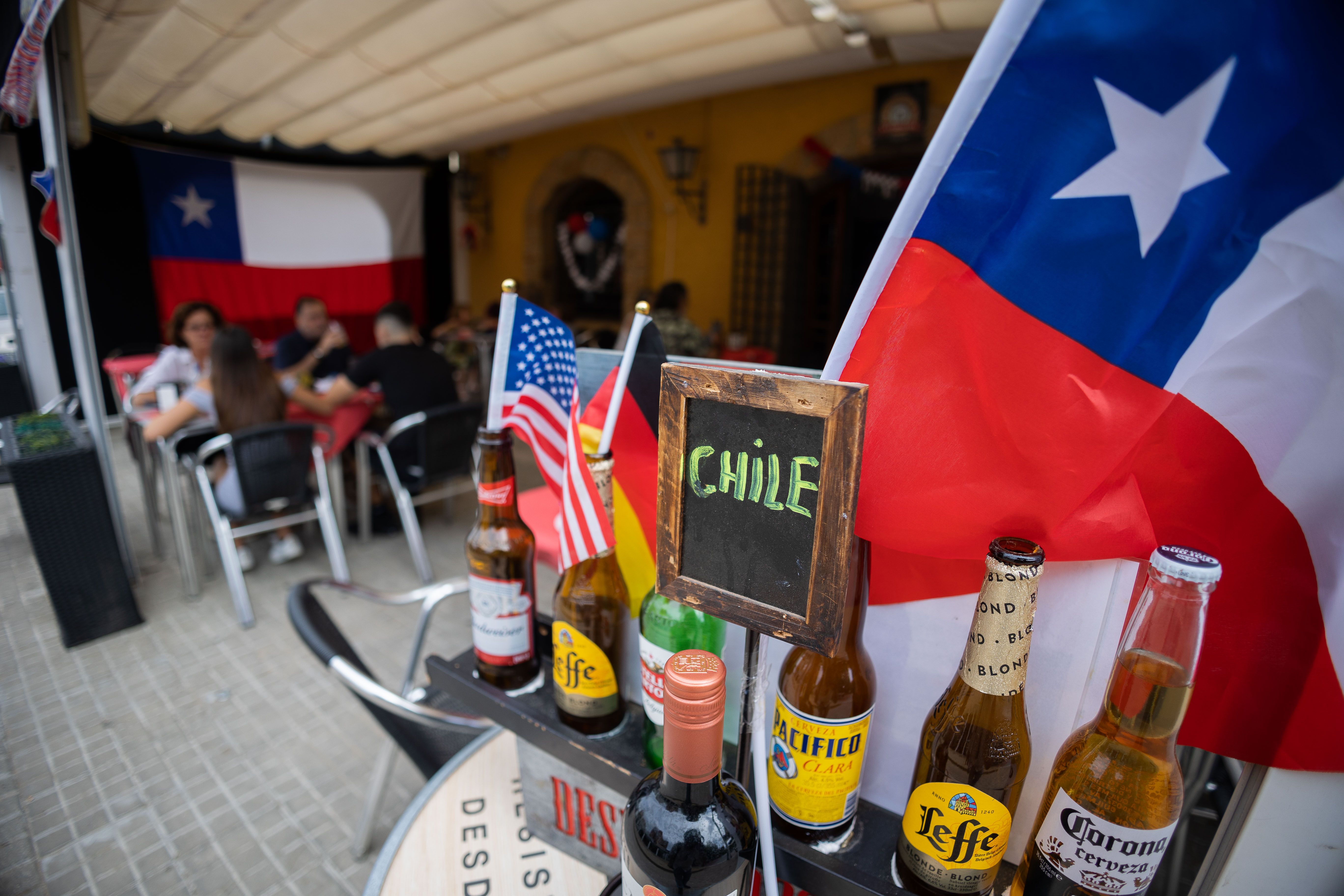 Amplia oferta de bebidas internacionales en La Embajada, donde también preparan el famoso 'Pisco sour' chileno.
