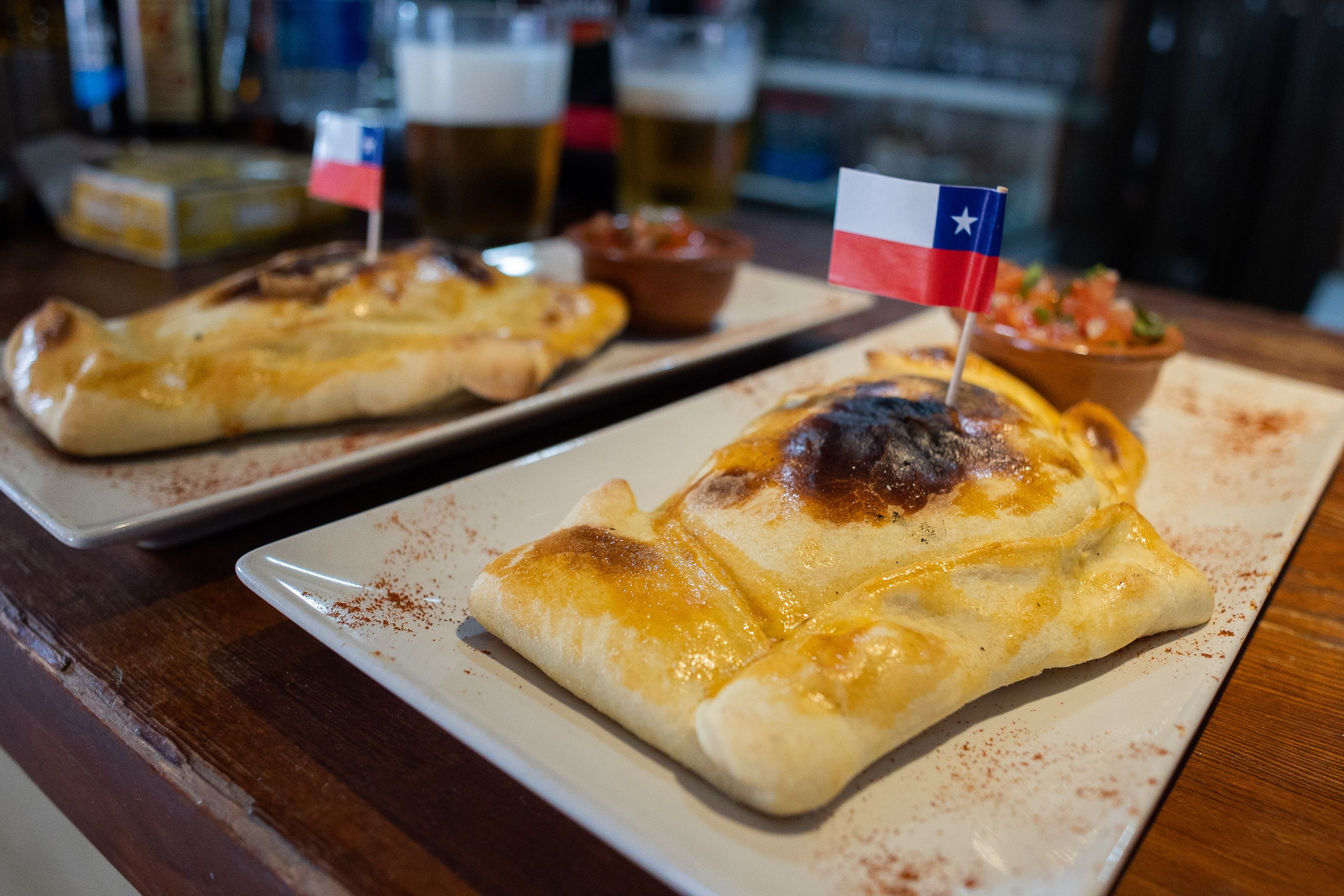 La clásica empanada de La Embajada, con picadillo al lado.