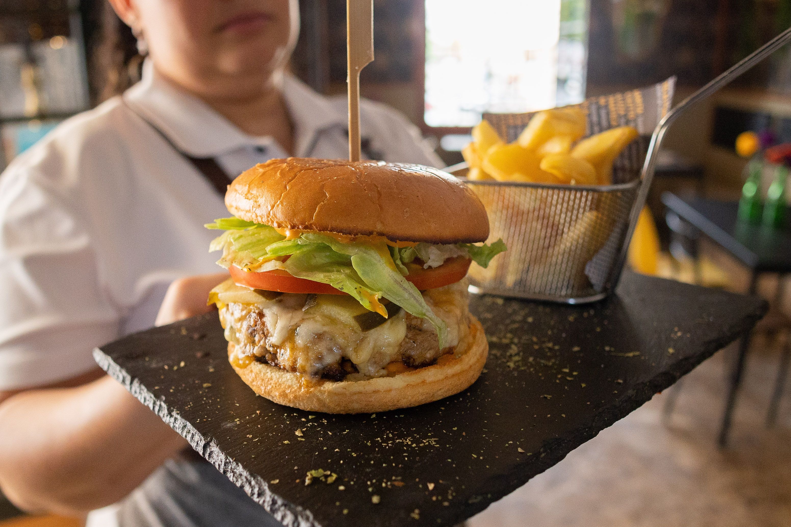 Hamburguesa al estilo embajada, con carne de cuatro de libra de preparación casera.