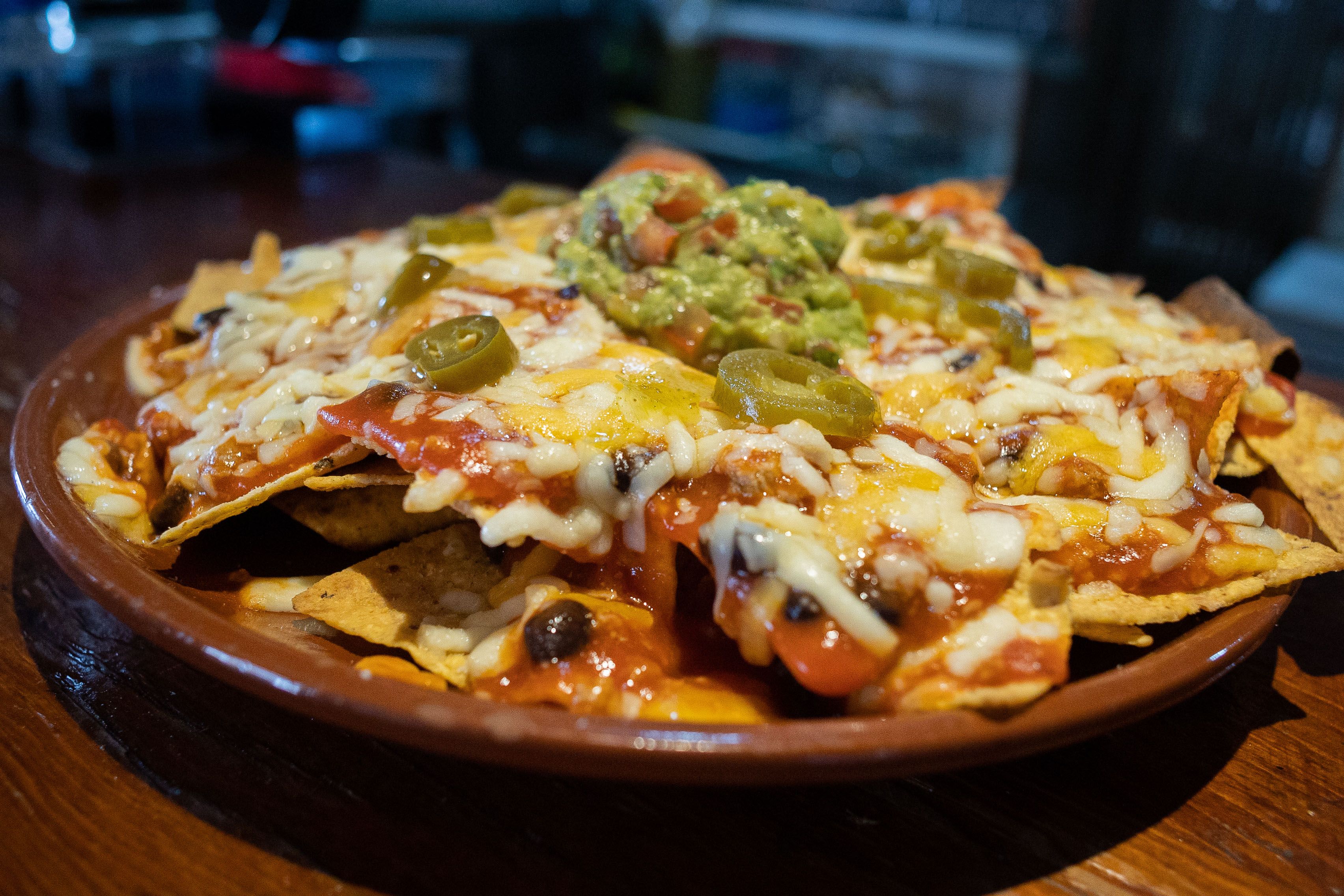 Nachos mexicanos con chili con carne caseros. 