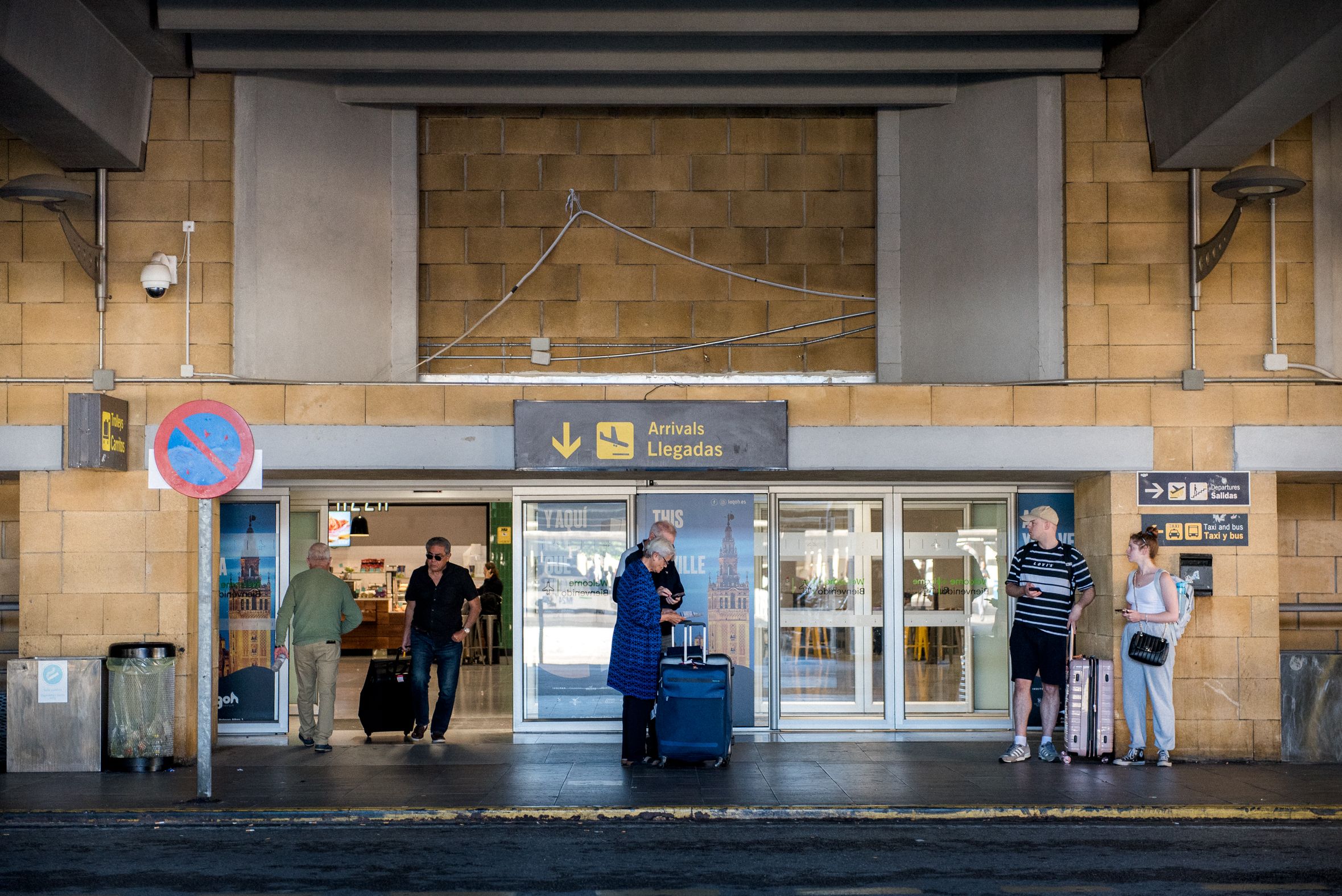 Llegadas al aeropuerto de Sevilla.