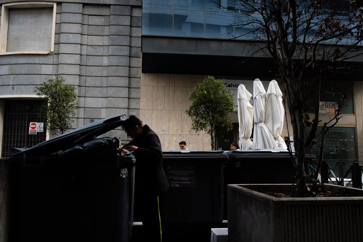 Un hombre rebusca en la basura en pleno centro de Jerez, en días pasados. FOTO: MANU GARCÍA