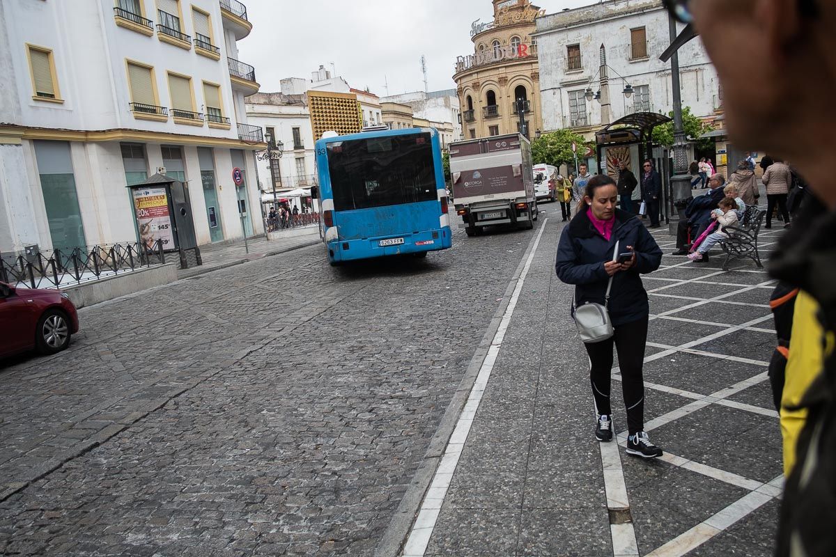 Un autobús, circulando por Esteve, en una imagen reciente. FOTO: MANU GARCÍA