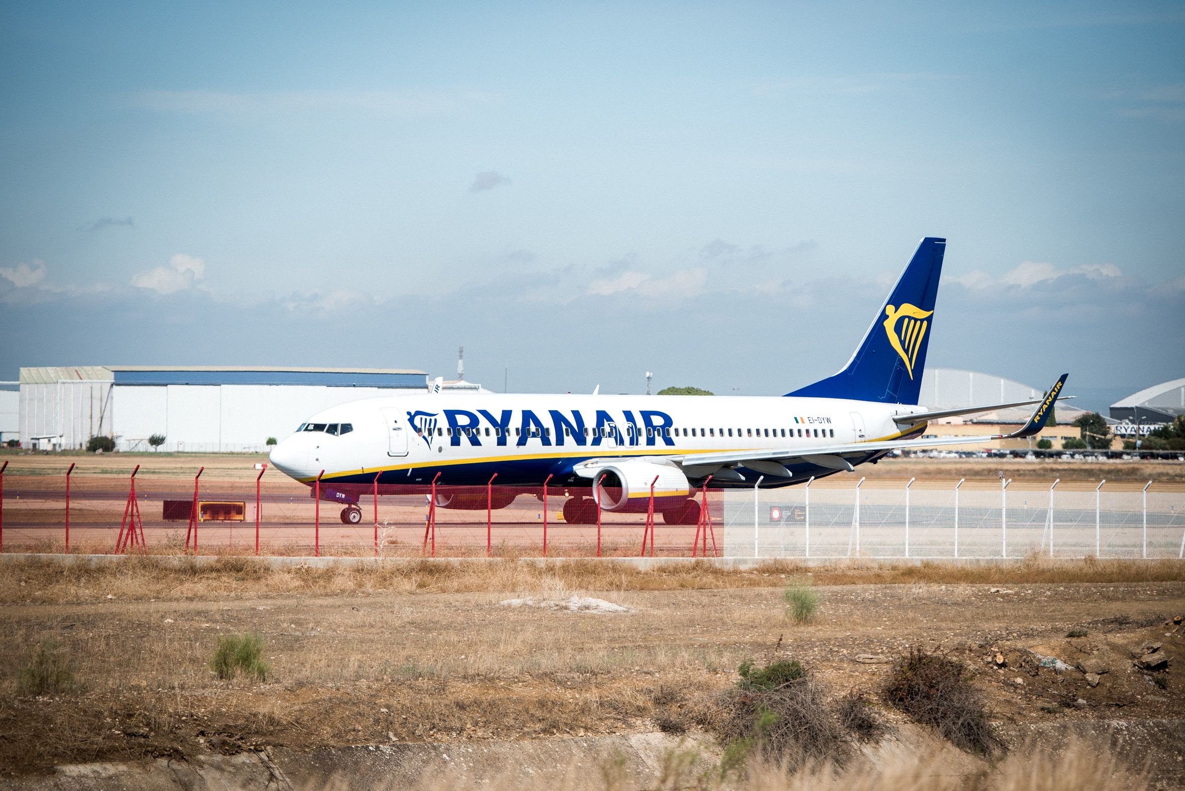 Un avión de Ryanair en el aeropuerto de Sevilla.