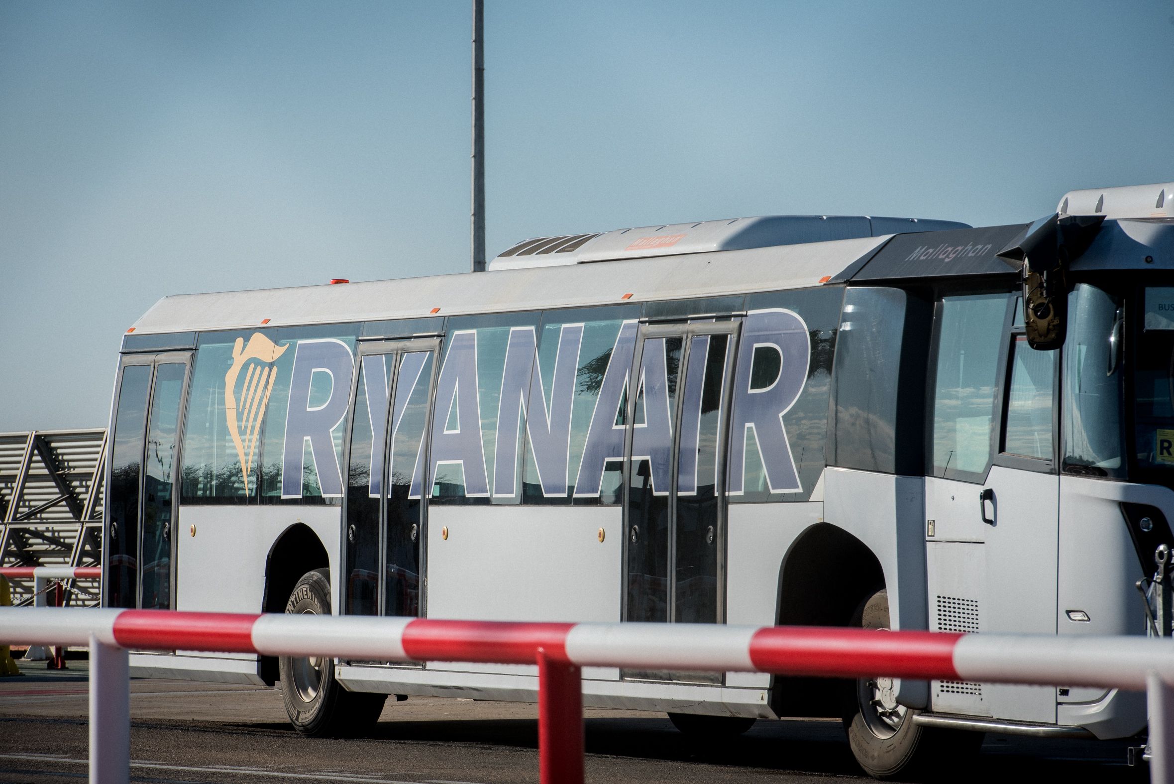 Un bus de Ryanair en el Aeropuerto de Sevilla. Un bus de Ryanair en el Aeropuerto de Sevilla.