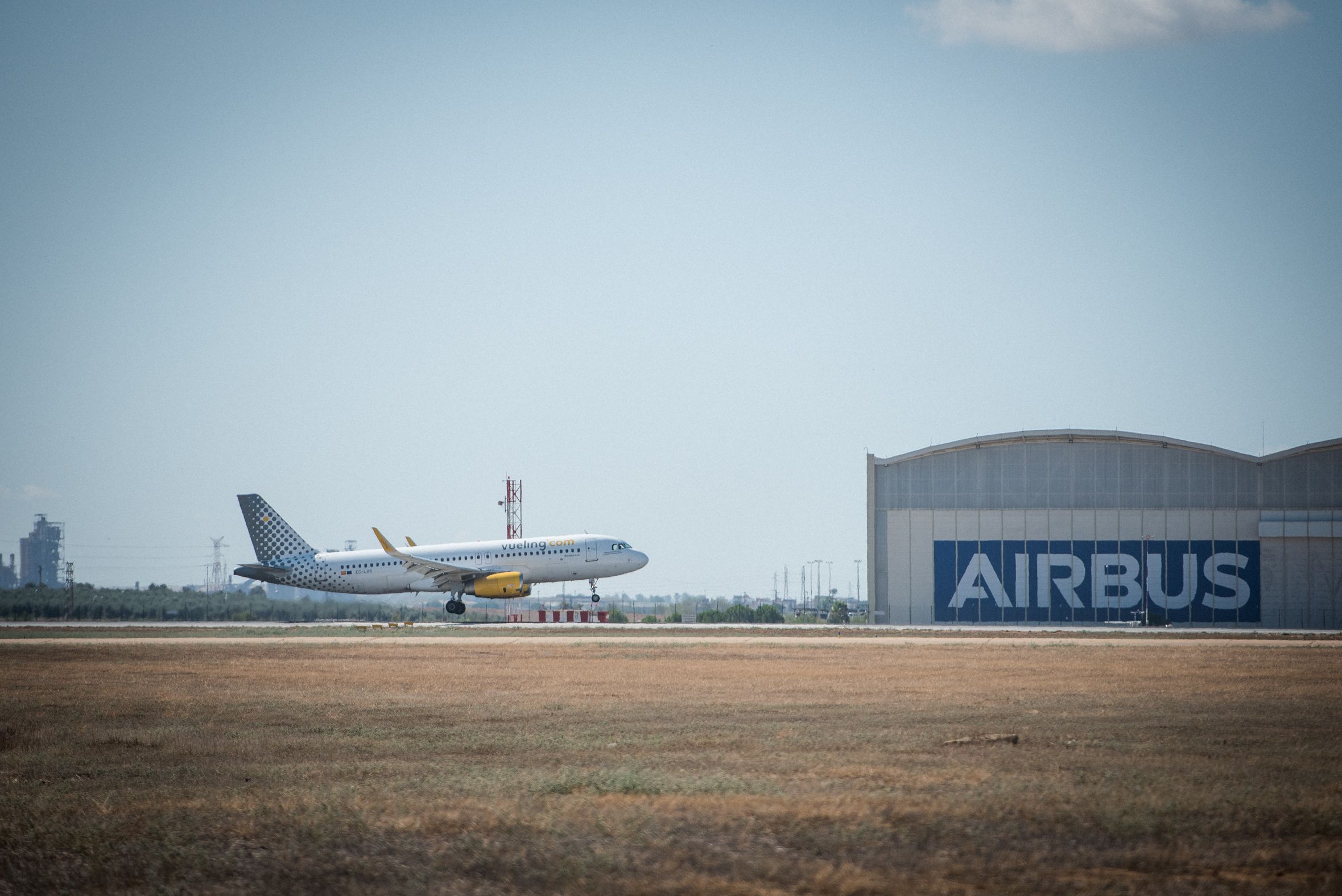 Una imagen de un avión de Vueling despegando desde el aeropuerto de Sevilla.