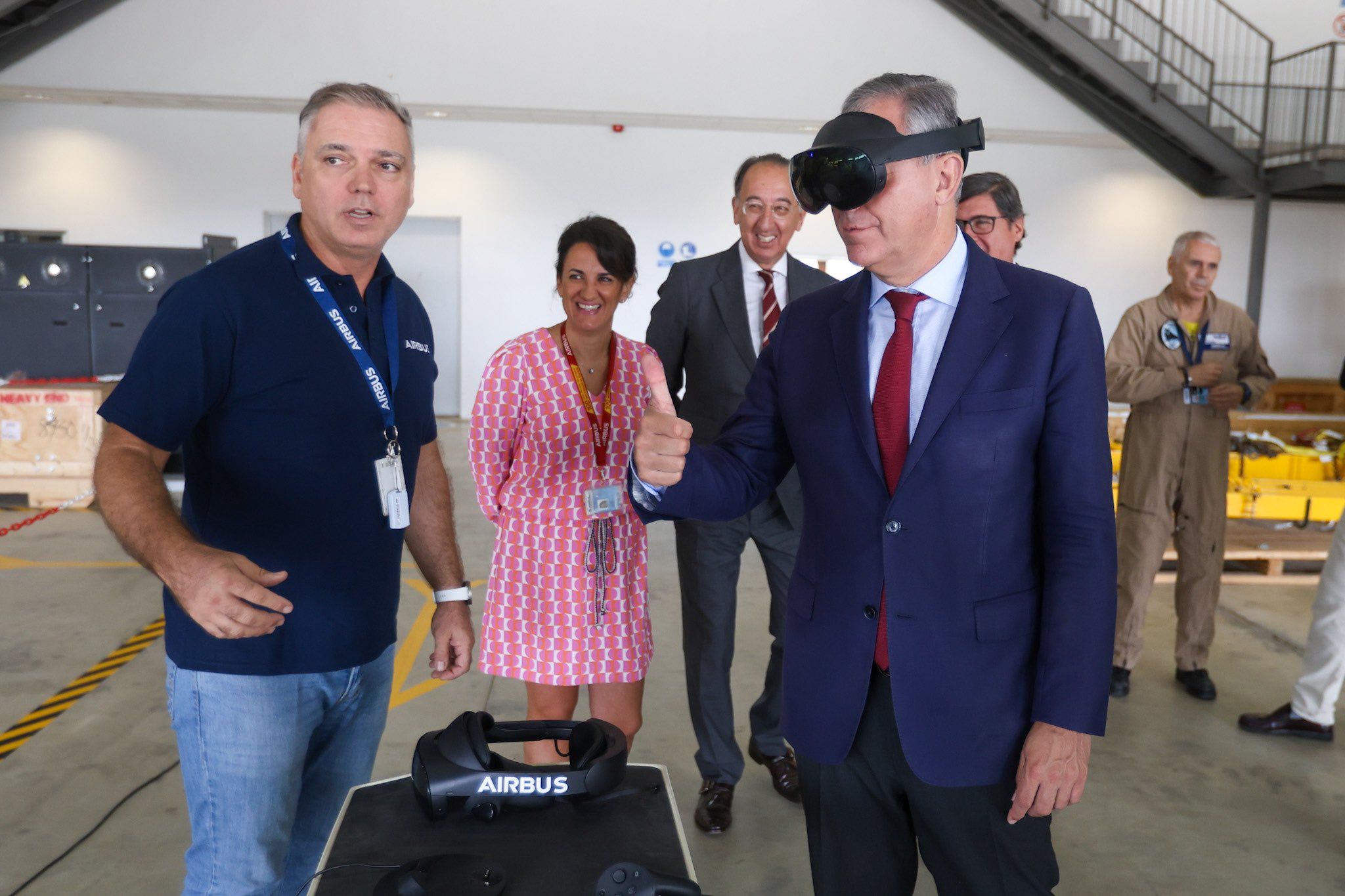 Sanz, en su visita a las instalaciones de Airbus en Sevilla.