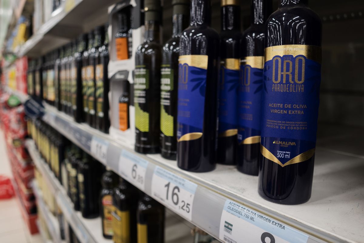 Aceite de oliva. Vial de botellas en un hipermercado.