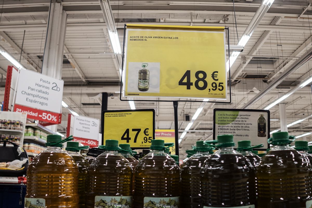 Garrafas de aceite de oliva a precio elevado en un supermercado, en una imagen tomada en diciembre.