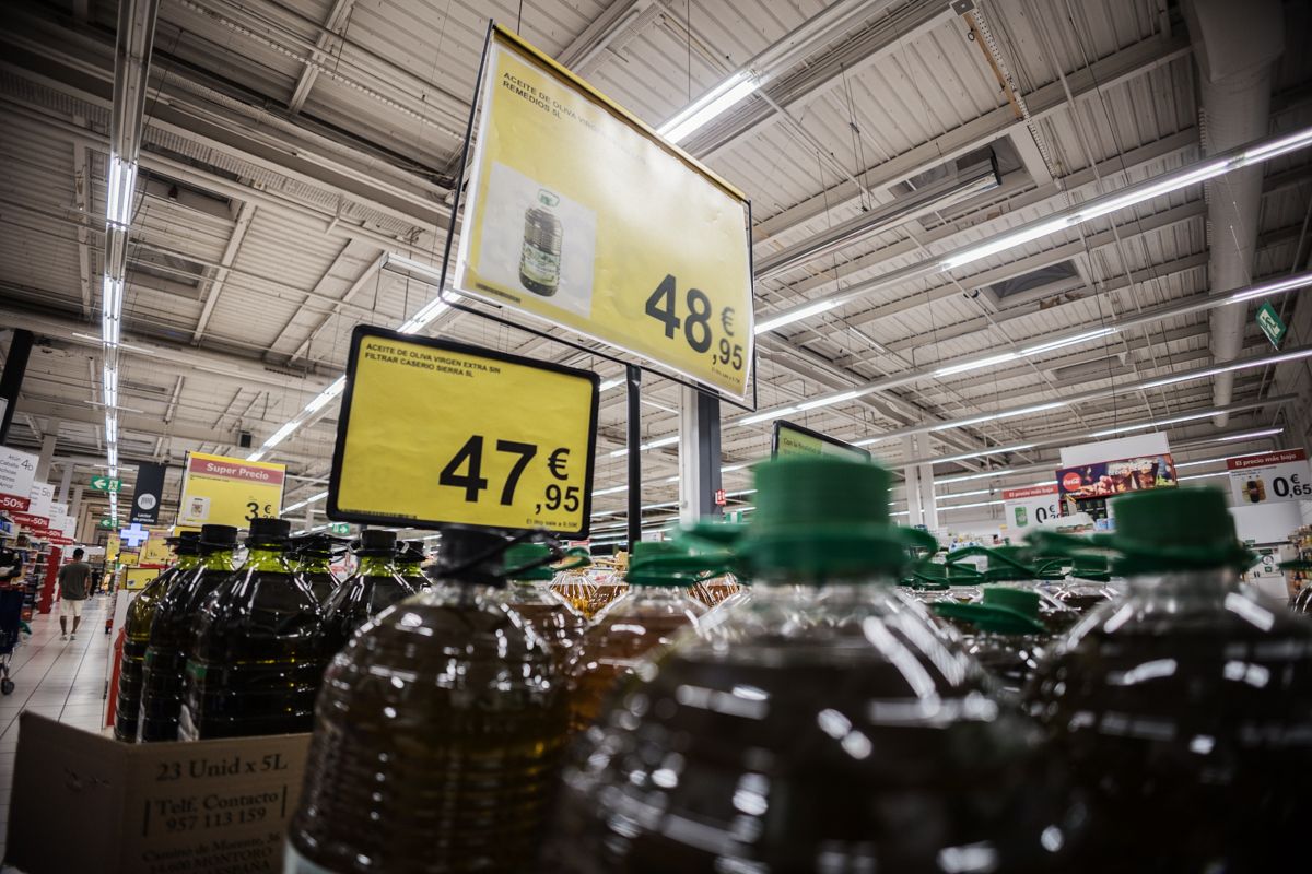 Precio de garrafas de aceite de oliva, en un supermercado.
