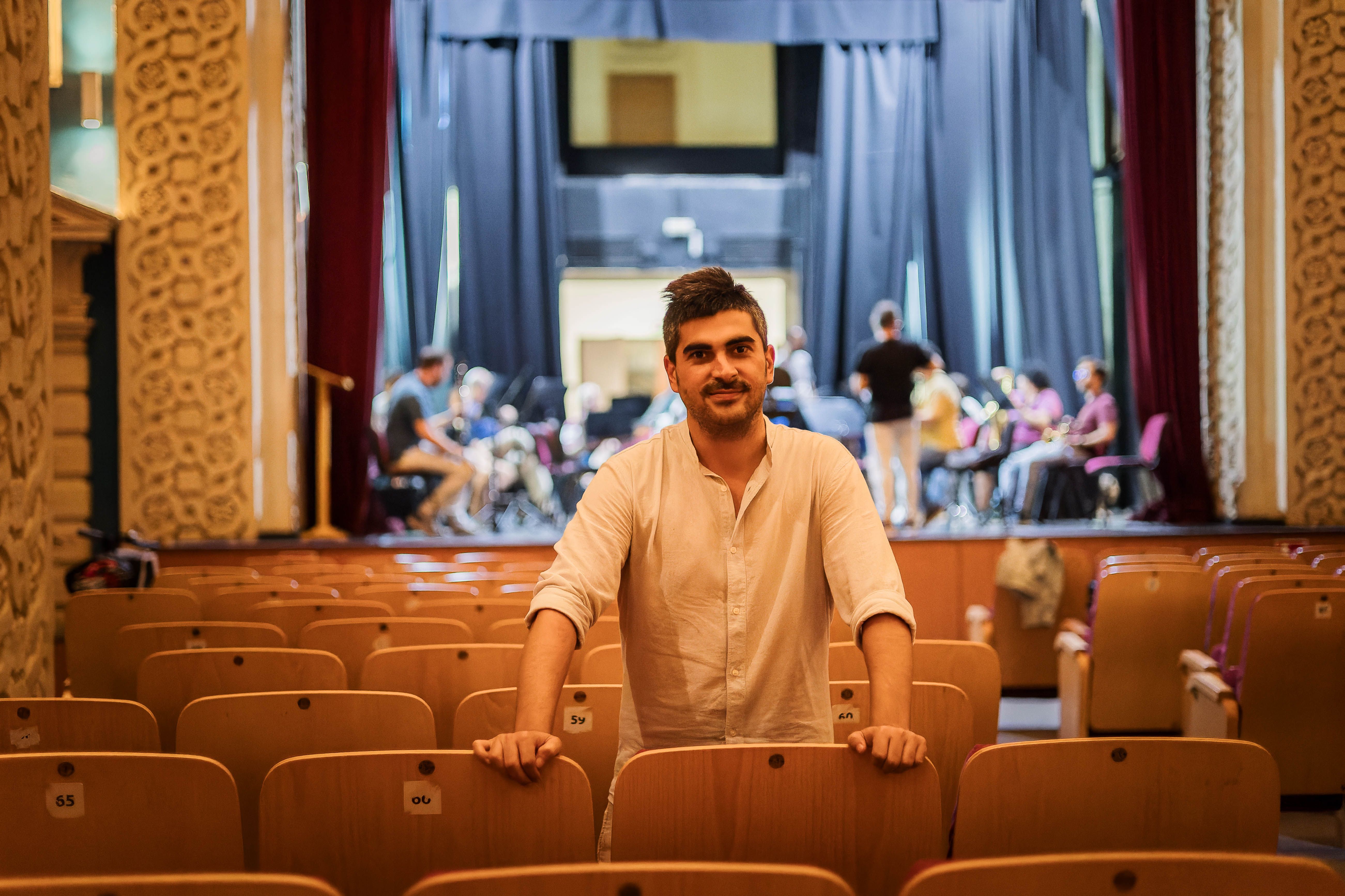 El director de la banda en Sala Compañía mientras que los músicos preparaban el ensayo.
