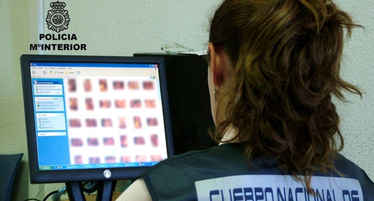 Una agente de la Policía Nacional, investigando un ordenador. 