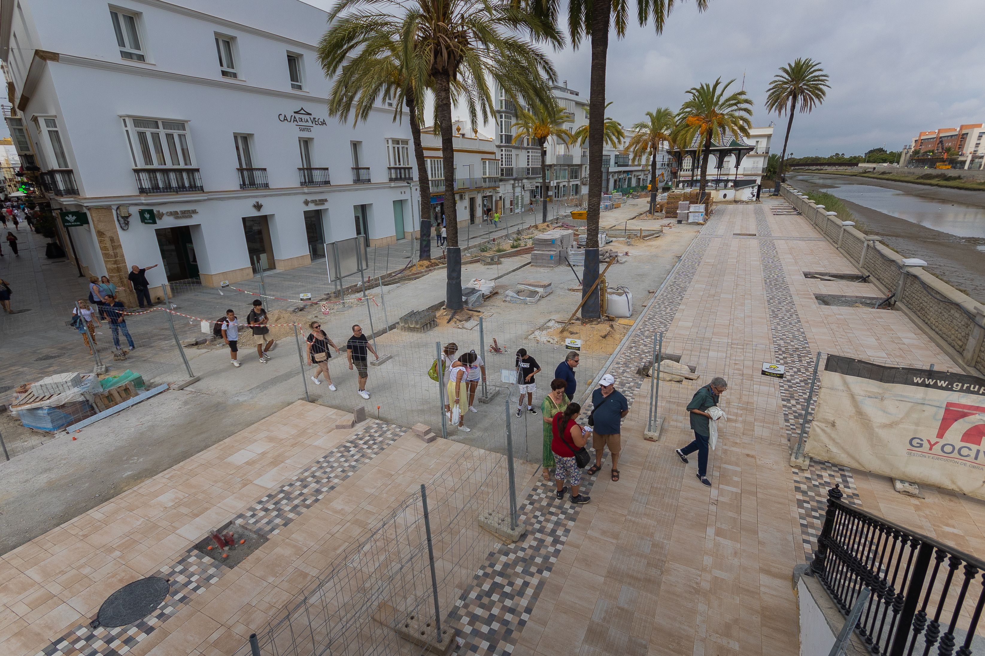 Vista de la nueva Alameda del Río en el centro de Chiclana, contando los días para su inauguración.