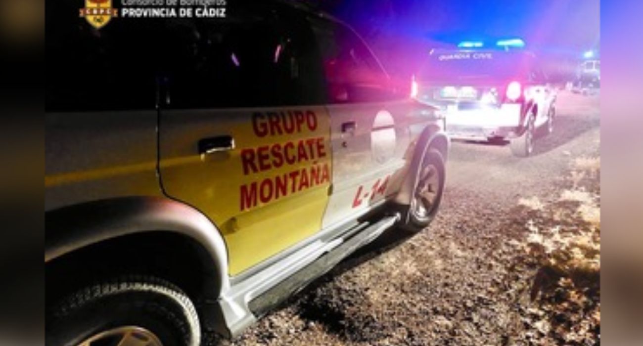 Los bomberos rescataron al joven con vida, pero falleció en el Hospital de Jerez.