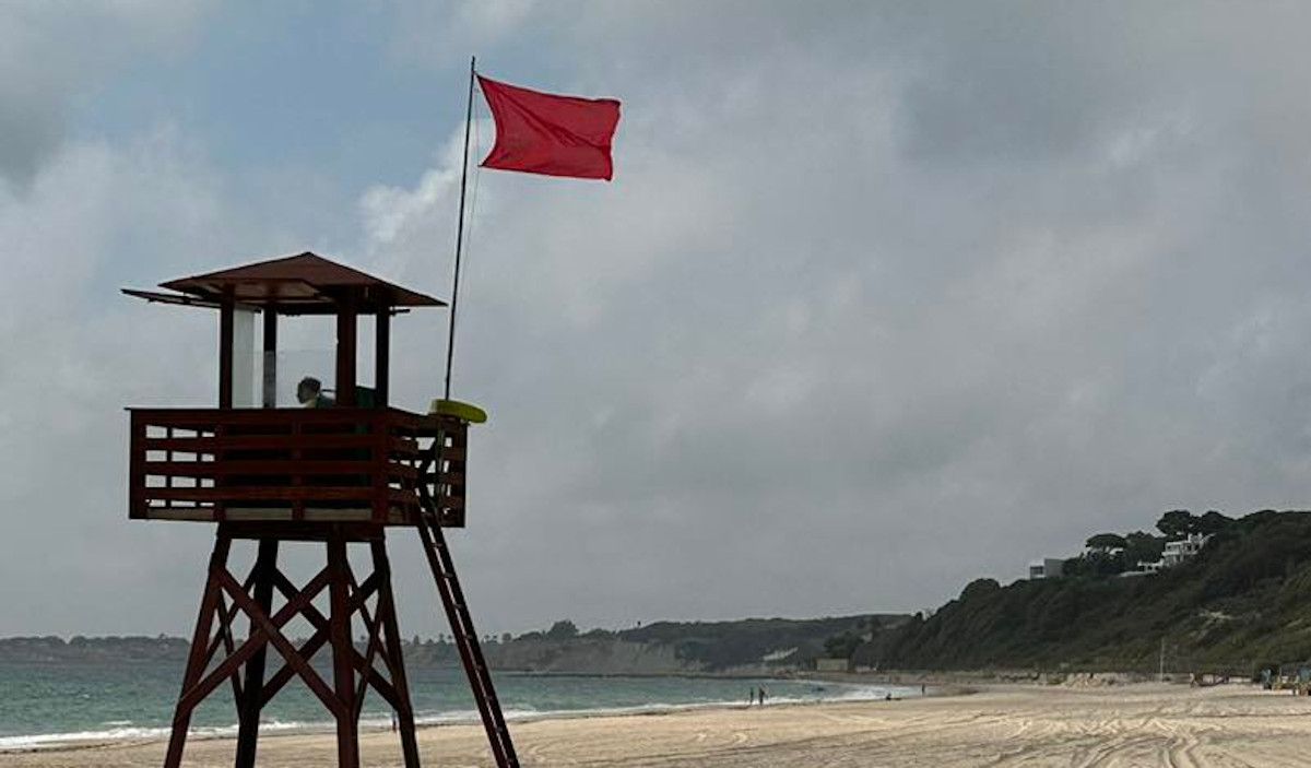 Bandera roja en las playas de Fuentebravía y Santa Catalina, hasta el buzo en El Puerto. CAMPUS