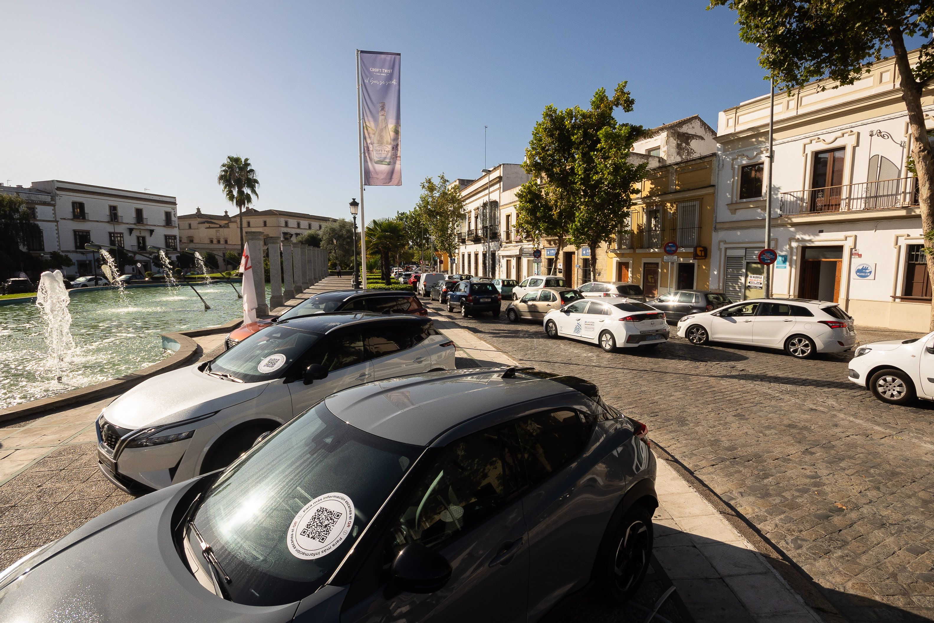 Coches en la acera en el Mamelón.