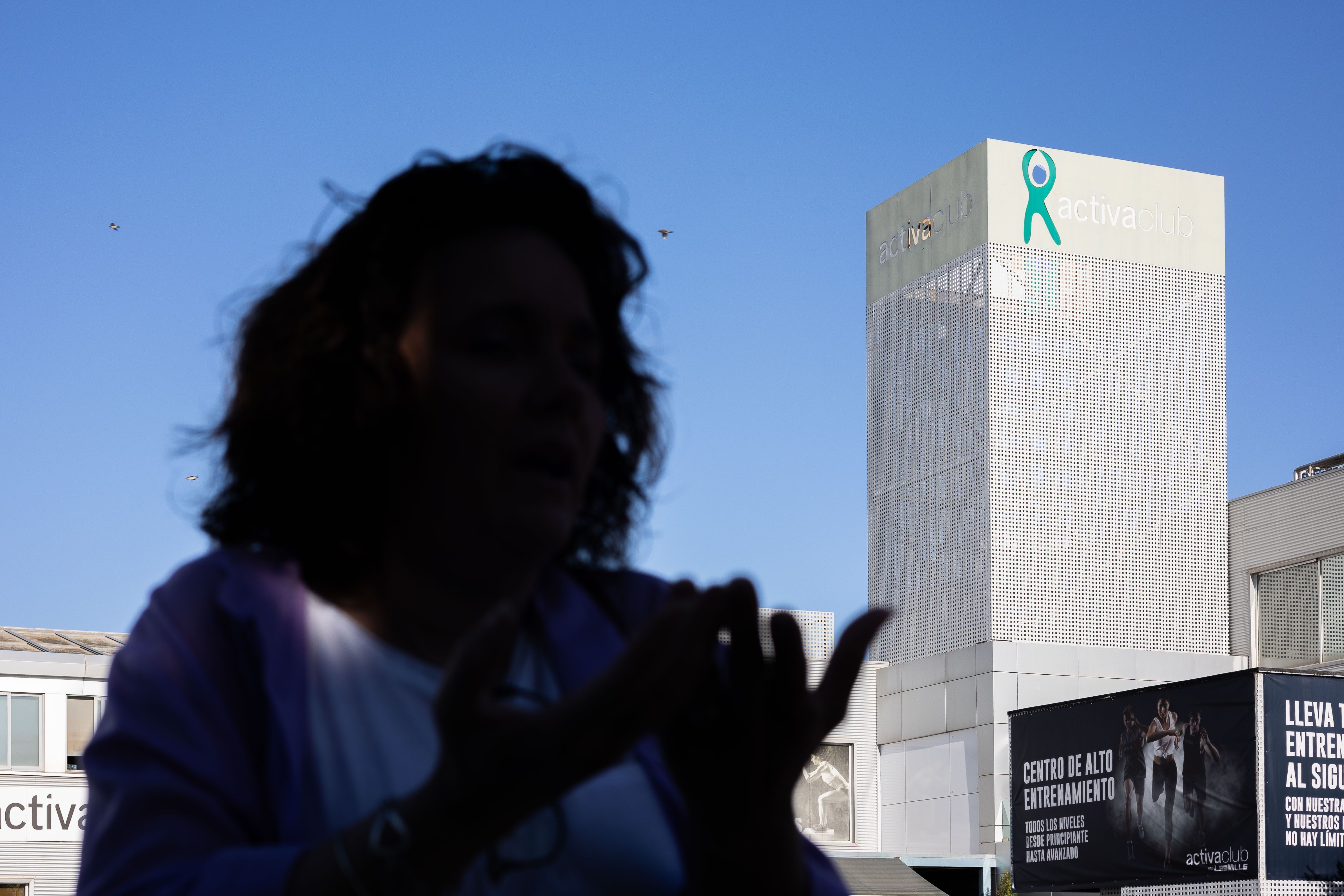 La trabajadora, durante la entrevista con lavozdelsur.es a la puerta del Activaclub de Jerez.