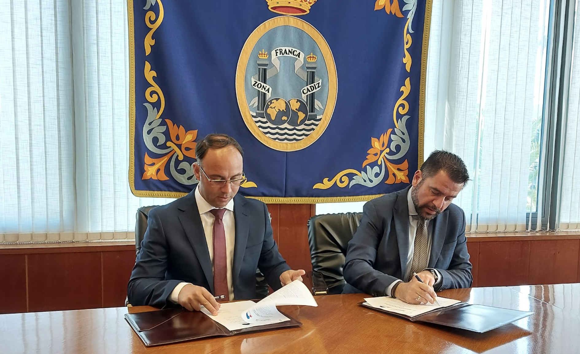 Firma del acuerdo entre los delegados de la Zona Franca de Cádiz y de la Zona Franca Santafesina .