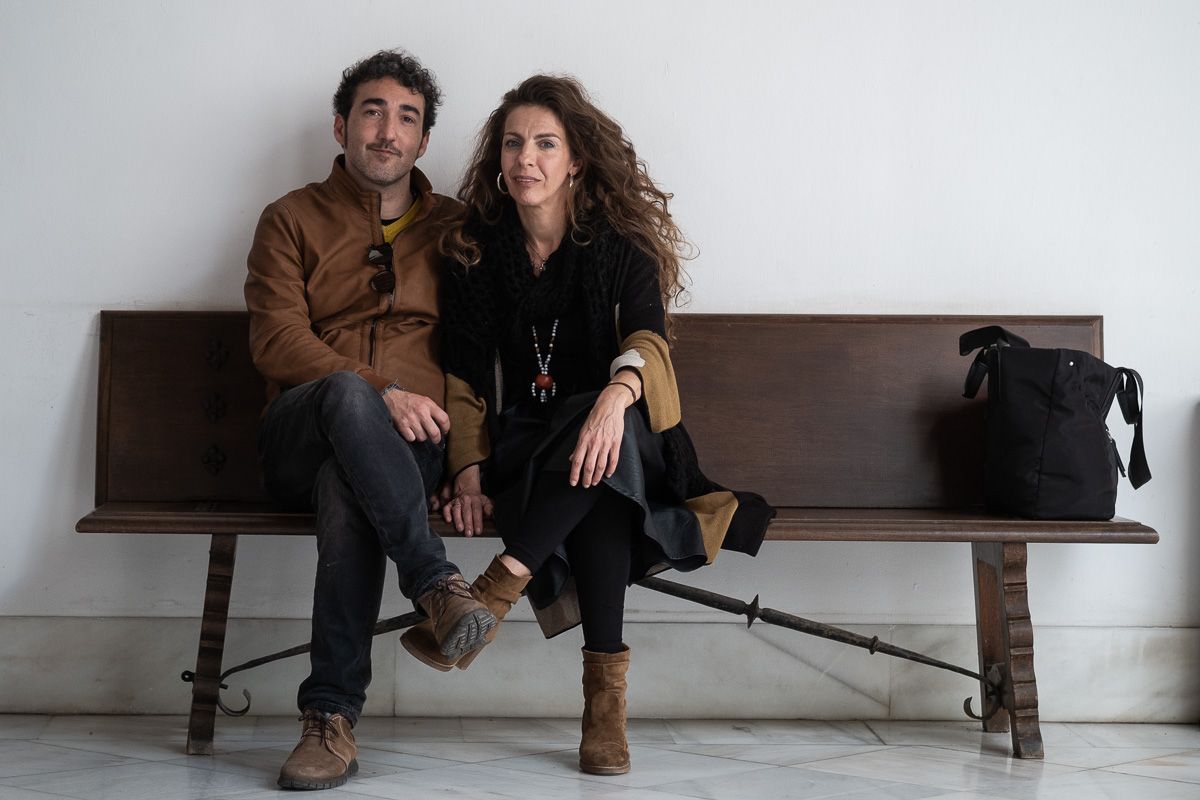 José Manuel León y Alicia Carrasco posan, tras la entrevista con lavozdelsur.es, en el Consejo Regulador del jerez. FOTO: MANU GARCÍA