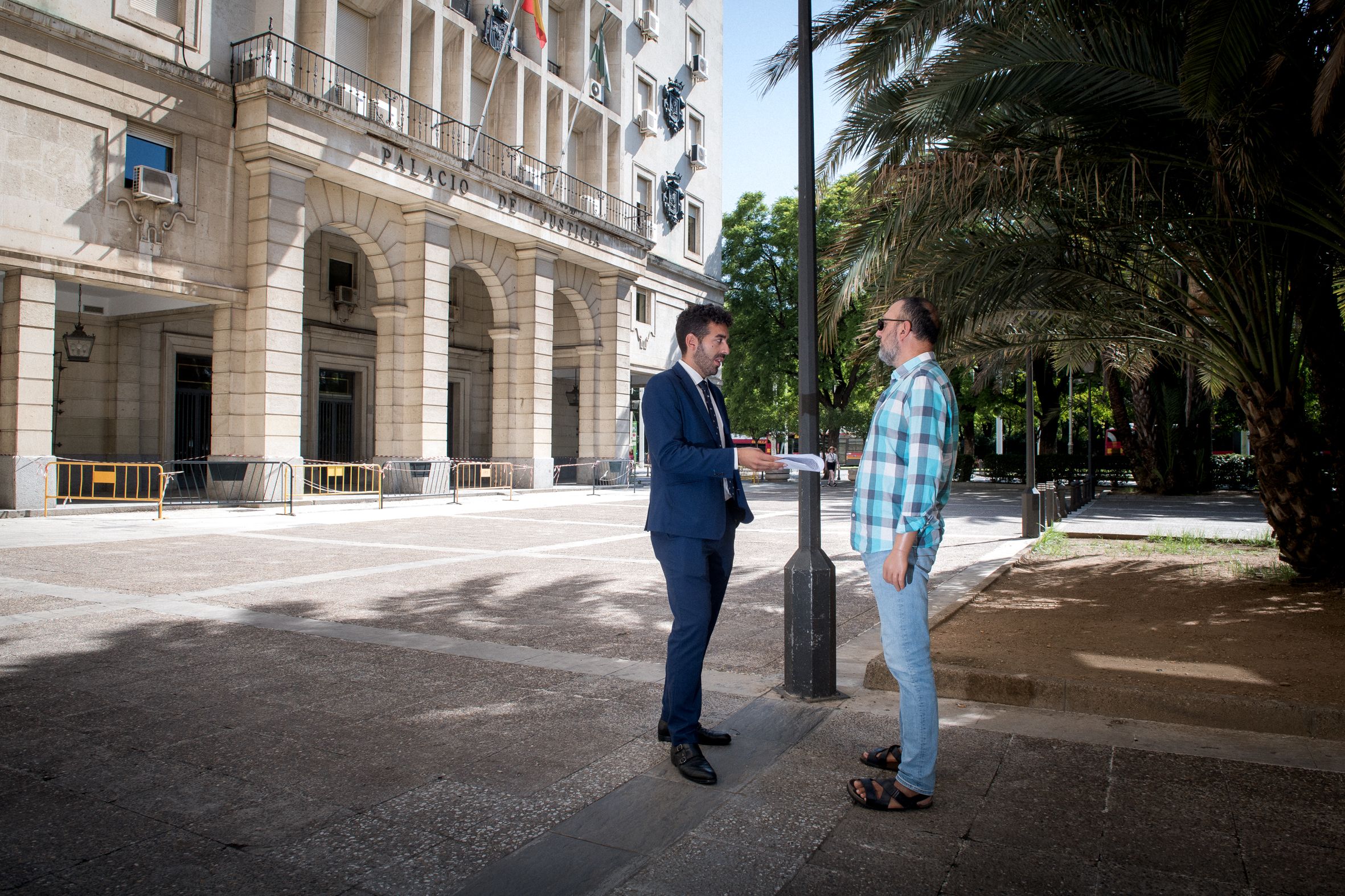 Abogado y presidente de la asociación de afectados, ante la sede de Juzgados de Sevilla.