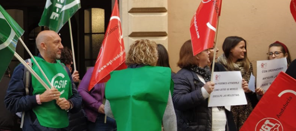 Un momento de las protestas de las trabajadoras de Asuntos Sociales de Cádiz.