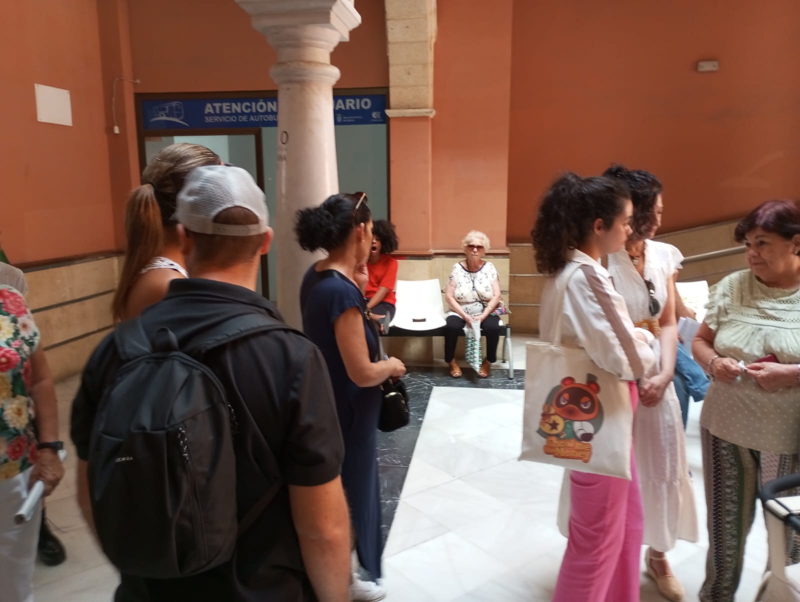 Largas colas en la oficina de autobuses urbanos de la calle Corredera, en Jerez. Largas colas en la oficina de autobuses urbanos de la calle Corredera, en Jerez.