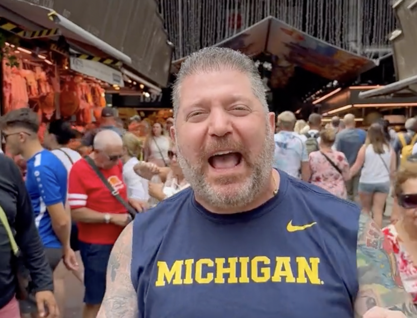 Larry Shy, el americano que lleva un tatuaje de El Corte Inglés y escribe una carta de amor a España.