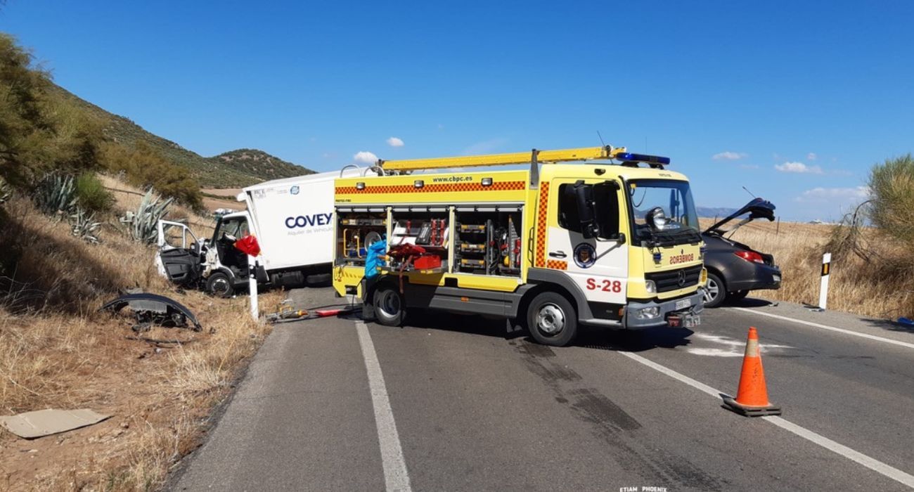 Una imagen del accidente entre un camión y un vehículo.