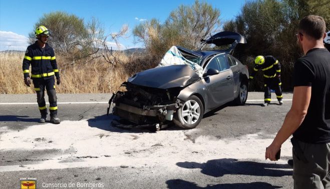 Estado en el que quedó el turismo accidentado.
